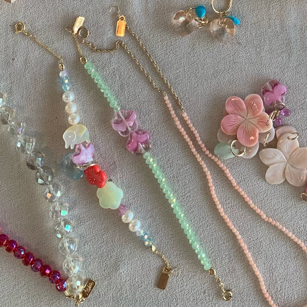 Everything available is in the last photo jewelry individuals